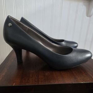 Life Stride Classic Navy Heels Size 9 1/2 M. Only worn a few times.